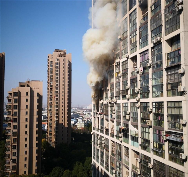 宝山一小区民居突发火灾 幸无人员伤亡_上海滩_新民网