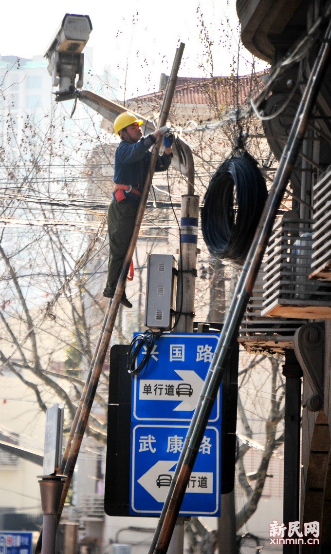 消除空中蜘蛛网架空线入地精细化整治工程启动
