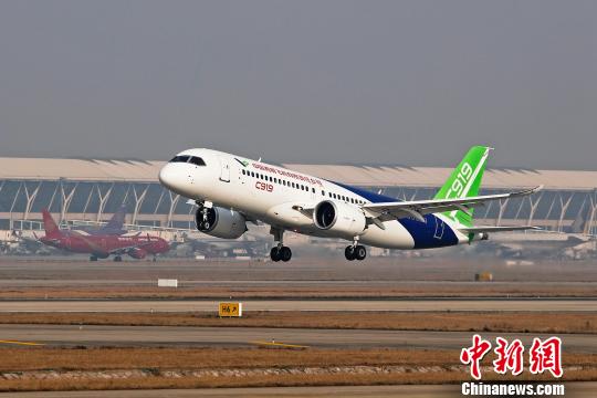 中国商飞c919大型客机第二架机在上海浦东国际机场第四跑道成功起飞