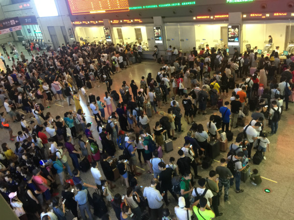 上海火车站机场秩序井然 无大量旅客滞留