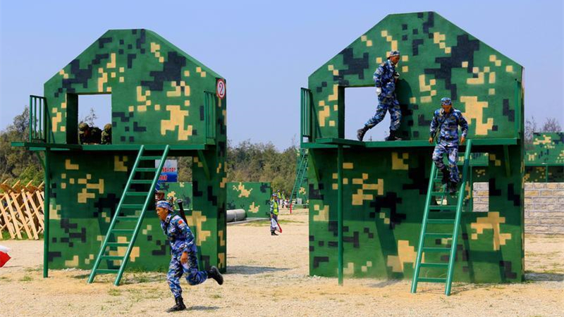 跨越障碍的“军人竞速”！中国队包揽国际军事比赛障碍赛前3名