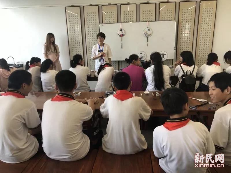 廊下中学开展土布贴扇体验