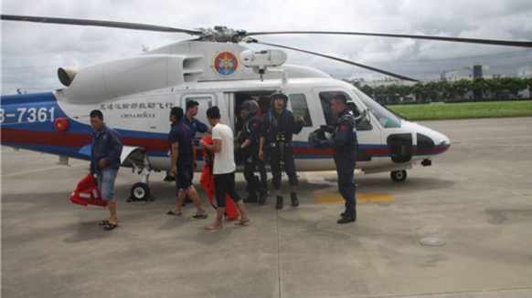受台风影响两艘渔船遇险 救援直升机两次出动解救30人