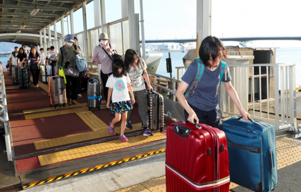 图说 滞留旅客将坐船前往神户机场.来源:日本《朝日新闻》网站