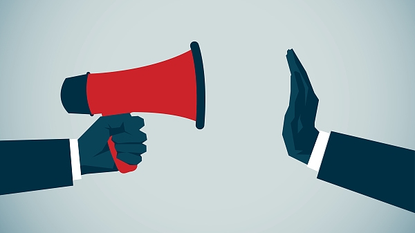 至阜阳k8482次列车上,一名外籍女性旅客上海站上车后坐了另一旅客座位