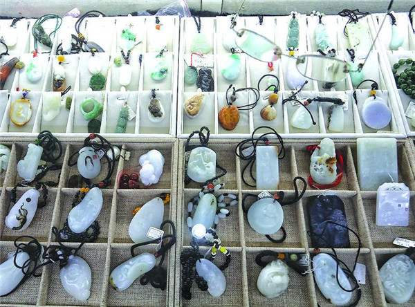 典当物品 新民晚报记者 张龙 摄(下同)