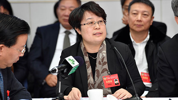 李雪林委员建议当务之急是制定3岁以下幼儿照顾服务的科学标准,研发