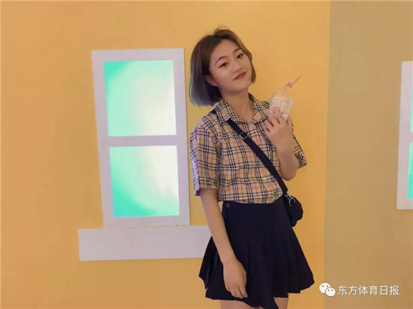 "谢慧琳表示,"成绩的话,我看过她上一学期的成绩单,分数都及格,也是