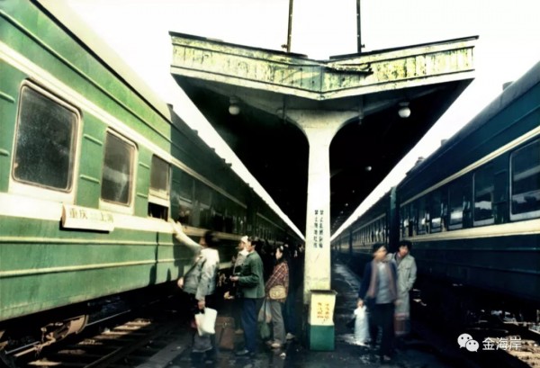 老北站站台,绿皮车给数代人留下深刻记忆"老北站"不是上海的第一座