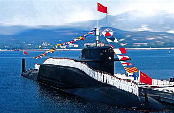 中国092型战略核潜艇接受检阅