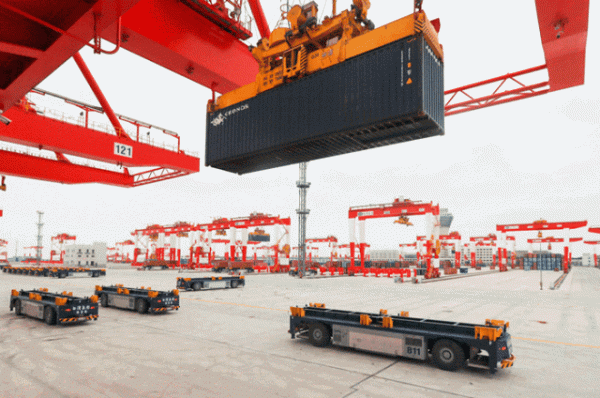 agv干起活来,画风是这样的,自动,高效,不怕苦,不怕累,这也难怪被人称