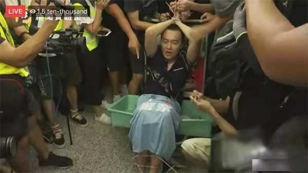 两名内地人在香港机场遭恐怖霸凌，全港不安，全国激愤，全球震惊！