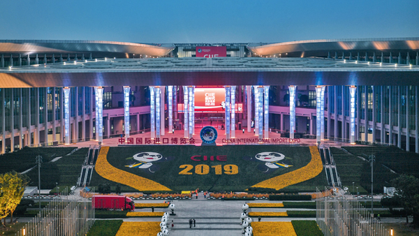 视频 | 亮灯了！进博会倒计时10天 四叶草灯光测试进行中