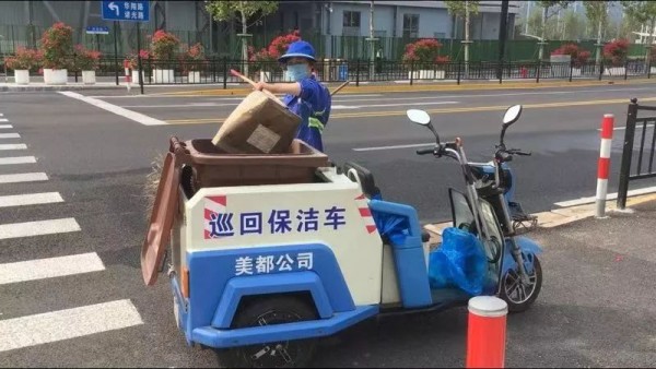 这不是P图！擦完路面，白纸干干净净…为了进博会，保洁员拼了！