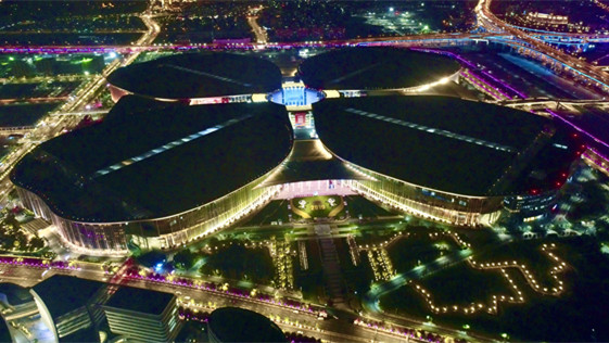 航拍 | 进博会倒计时！有一种美叫夜幕下的“四叶草”