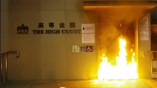 高等法院、终审法院门前这把火能否把纵暴的香港法官烧醒？