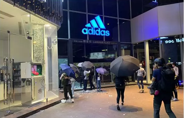阿迪达斯店被砸，刘亦菲被怼，香港暴徒这一手失算了！