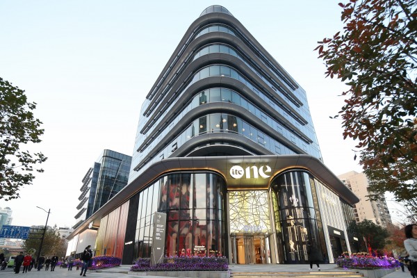 申城航母级地标One ITC隆重试业 华山路180米风景线云集国际高端奢品、超人气网红餐饮 创造世纪商业巨擘