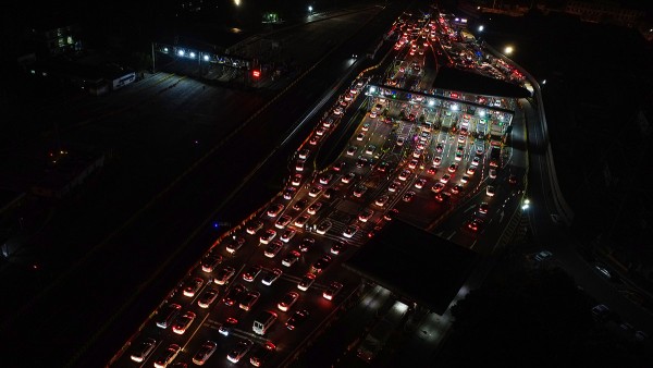 昨夜上海道口严阵以待，朱桥检查站入沪车辆一度排队5公里