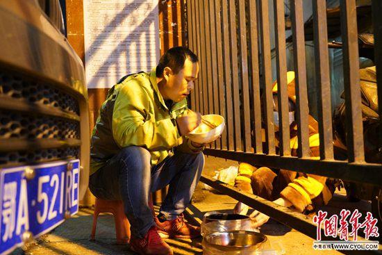 武汉这位送菜人以车为家待了14天 只为挣钱养家