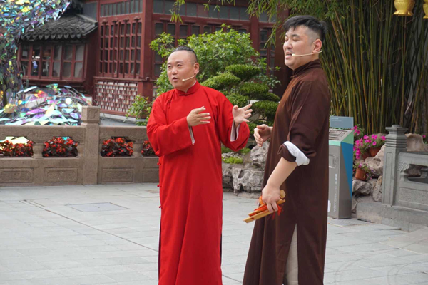 图说: 品欢相声会馆的徐强,应时正在表演海派相声 官方图