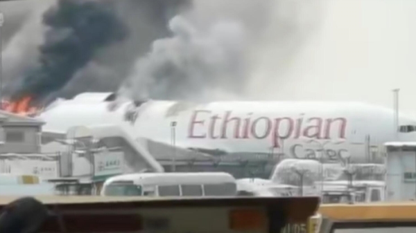 飞机场的消防车视频 20200722170709531167.jpg