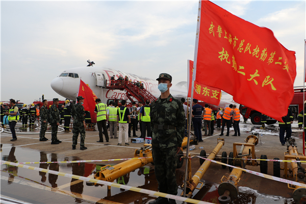 滚滚浓烟中他们冲锋在前武警上海总队执勤二支队参与成功处置一起浦东