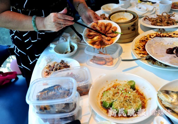 杜绝浪费粮食餐宴后打包带回家
