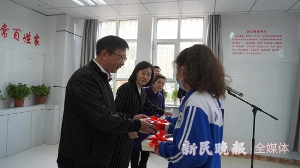 “新民书屋”在喀什六中落成，助力上海援疆教育事业_援疆风采_新民网