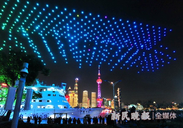 无人机列阵点亮魔都夜空