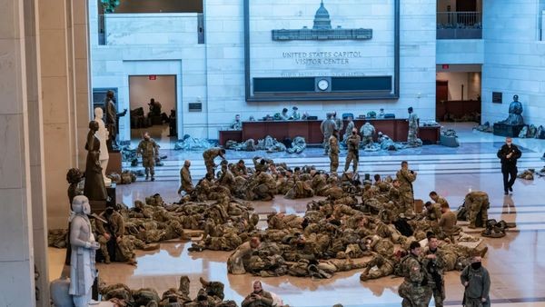 众议院弹劾特朗普时，国会山躺满了大兵