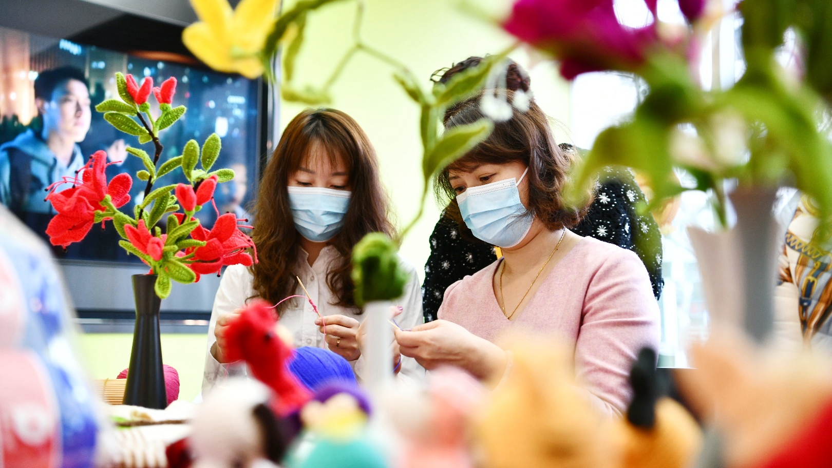 视频| 三八妇女节 上海女教师巧手编织献爱心