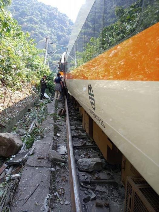 臺鐵一列車發生出軌事故已致多人死傷