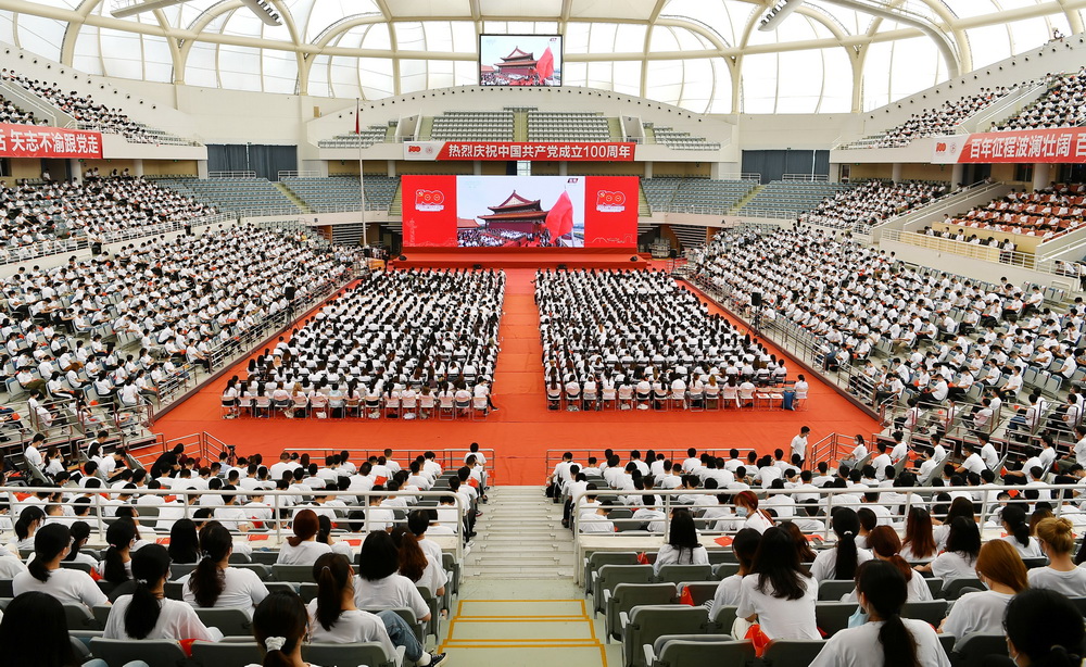 上海各界收看庆祝中国共产党成立100周年大会直播