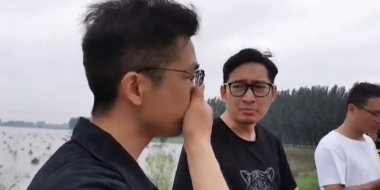 冯军同志东部机场集团有限公司党委书记,董事长职务,由钱凯法同志代理