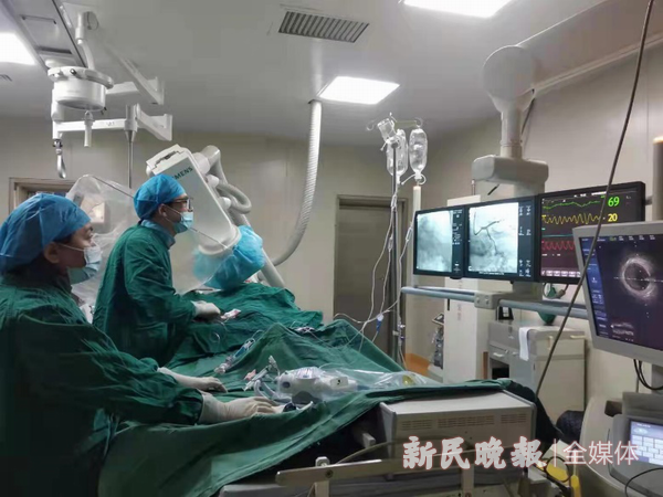 上海援疆医生成功完成1例心脏双支架植入手术