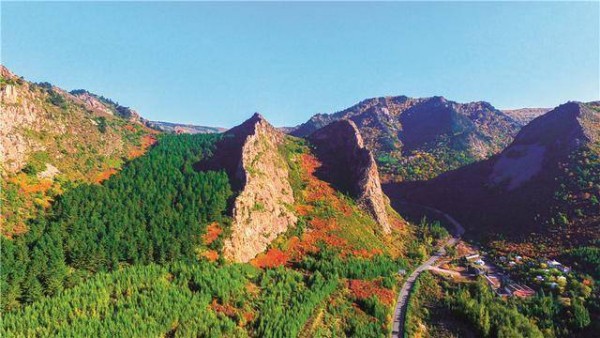 从内蒙古赤峰市喀喇沁旗锦山镇驱车向东南行驶,顺着平直的公路进入